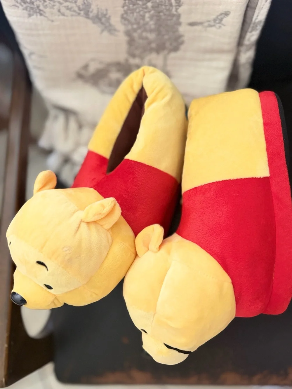 Disney Winnie the Pooh Yellow & Red Kids Plush Character Slippers women’s 7-9